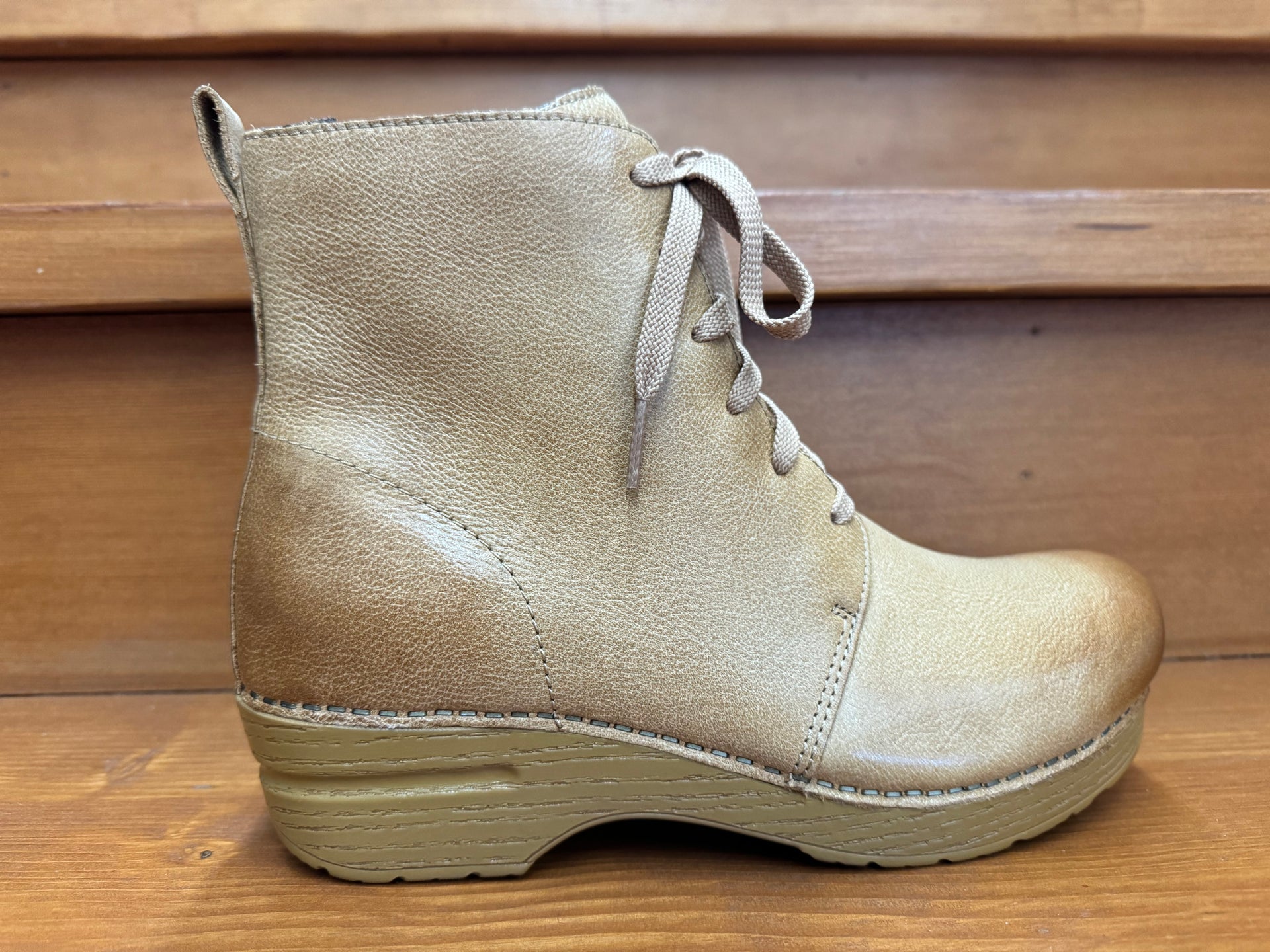 Dansko Sigourney Honey Distressed – Lee Shoe Co