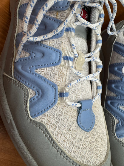 Chung Shi Magic White/Blue ASIS right shoe yellowed from display