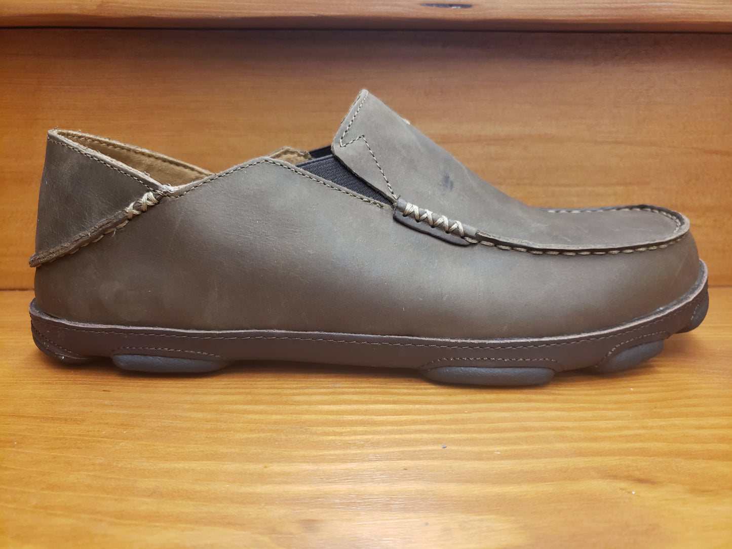 Olukai Moloa Dark Wood leather   10128-6348