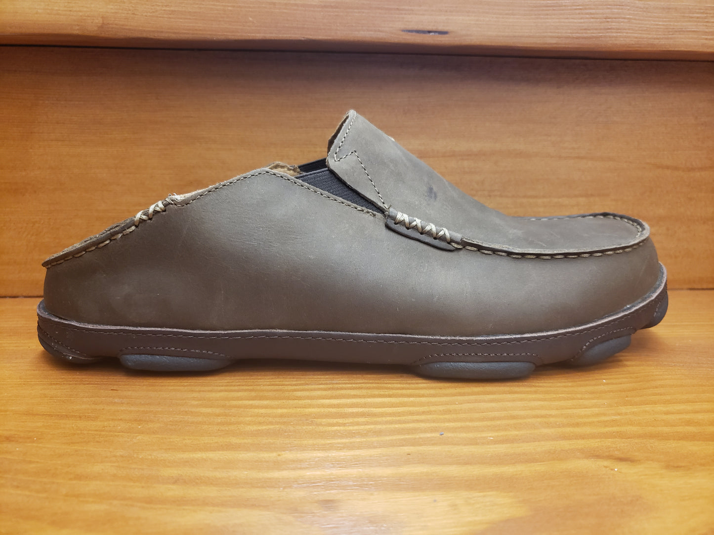 Olukai Moloa Dark Wood leather   10128-6348