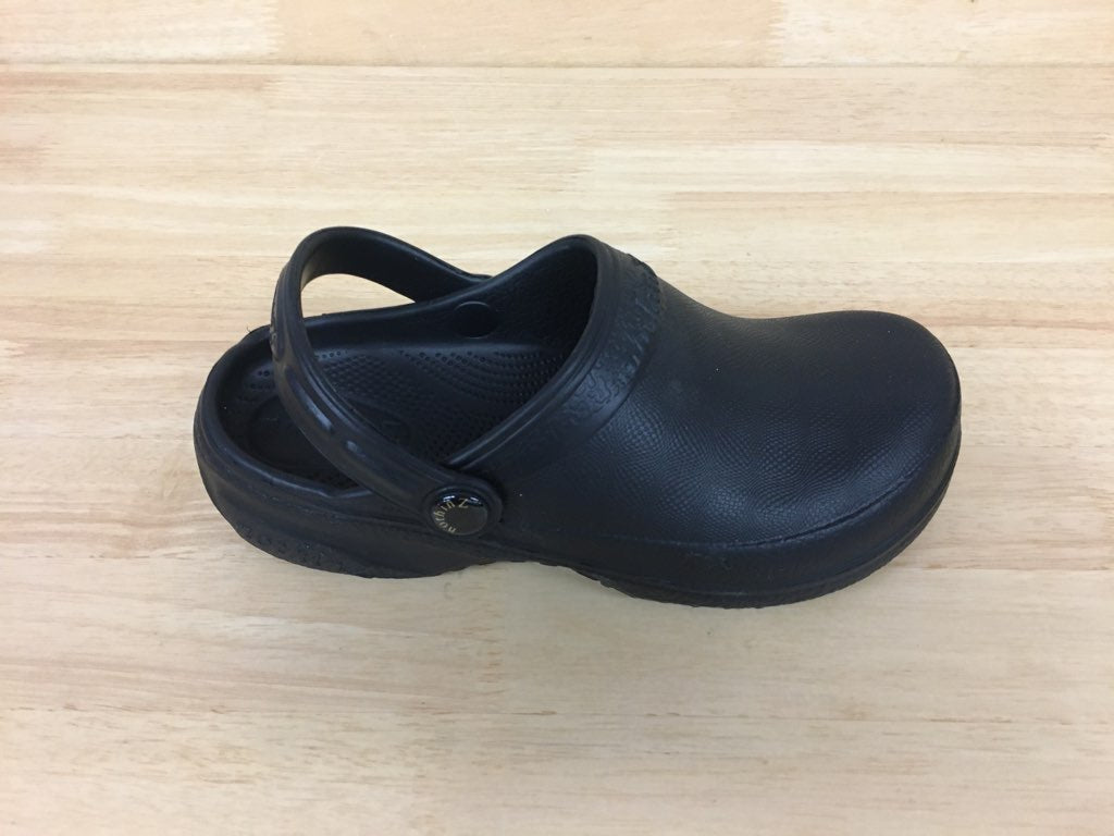 Nothinz Closed Top Black Clog